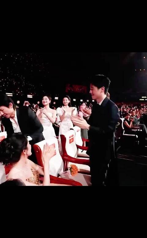 杨幂王晓就是一路走来一对10搭的好搭档呀!