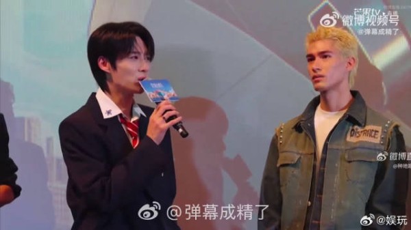 卓沅化身专柜小哥亲自上嘴试色口红