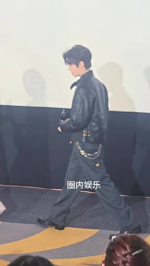 出场好帅，开场自我介绍手礼拿着镜子花开锦绣微博追剧团