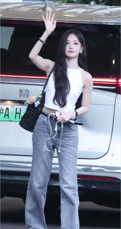 李一桐手臂肌肉显反差，甜妹外表下训练痕迹满满