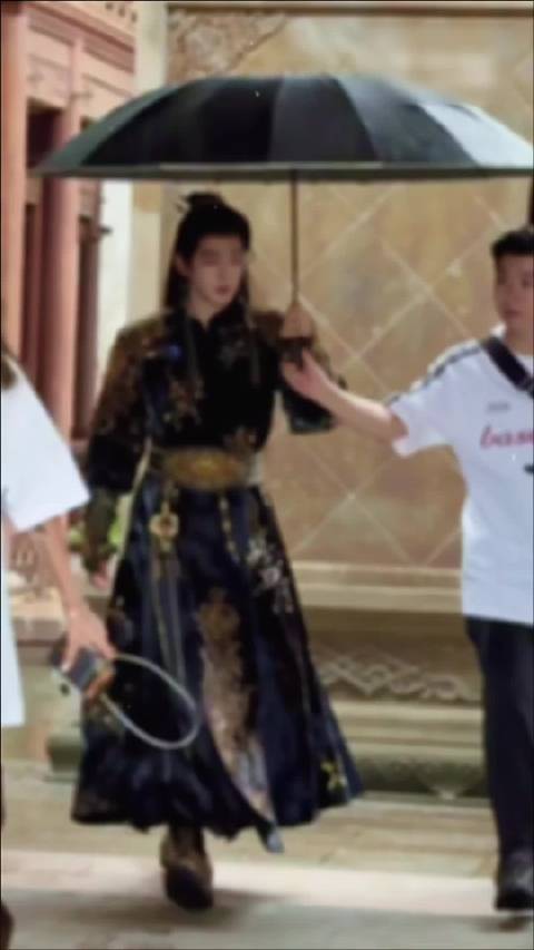 邓为百妖谱异域王子造型路透,鎏金小辫搭浓颜
