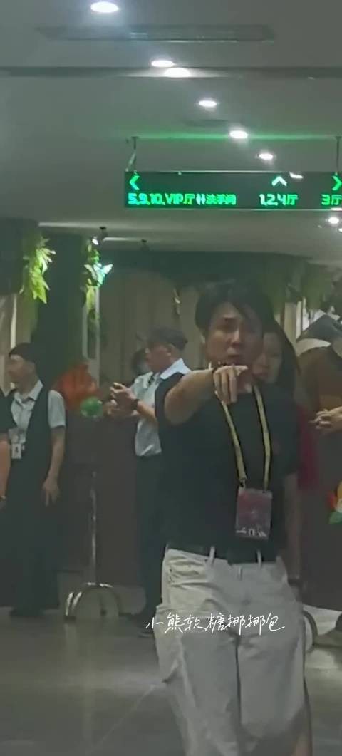 沈腾路演边走边吃汉堡,再忙也别忘了好好吃饭