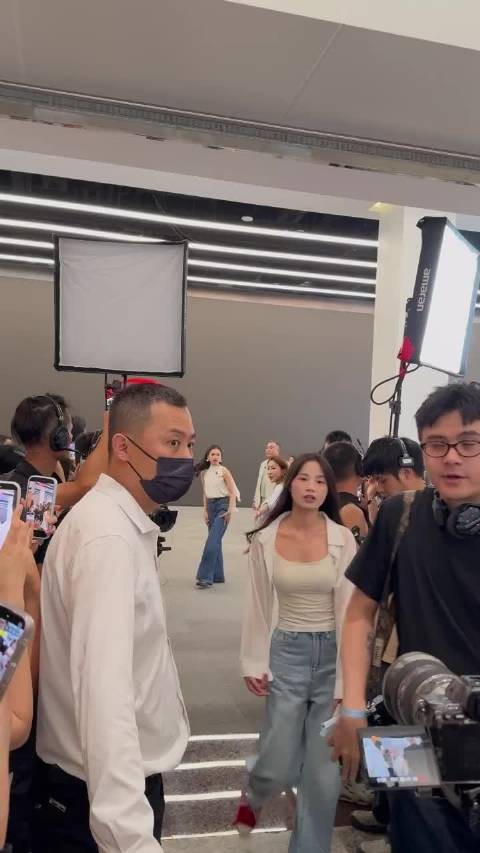 张婧仪空降比亚迪活动,面对粉丝女神害羞了