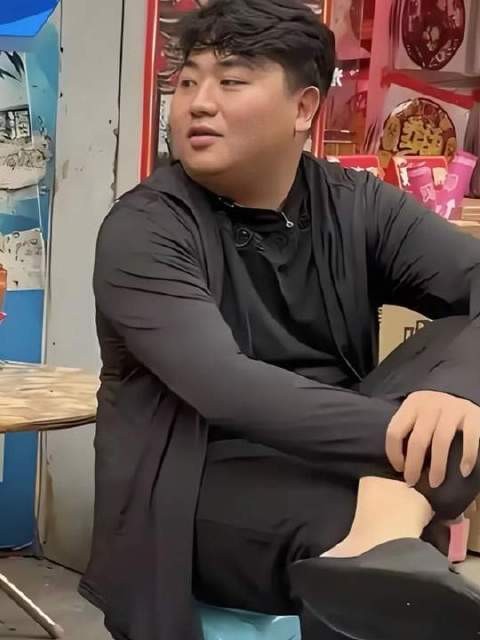 全进华携张家齐打卡街头小摊，拖鞋配黑装，自在随性引爆热议