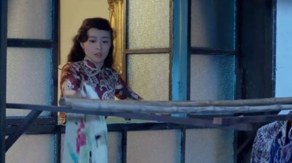 女人晚上收衣服时，却意外发现了一根电线