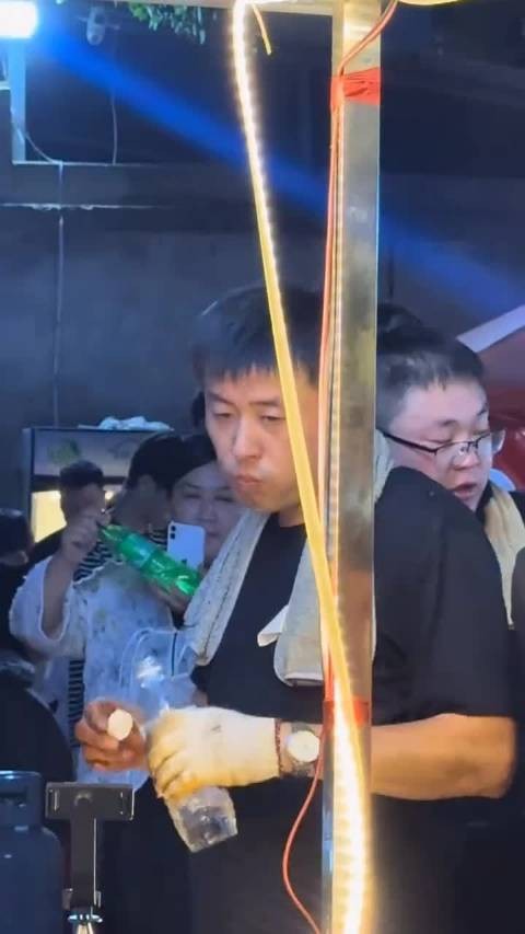 烧烤师傅酷似张雪峰走红，平顶山文旅赠新烧烤炉