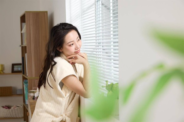 已婚女人悄悄想你,通常不会主动联系,而是有这种举动,别靠近