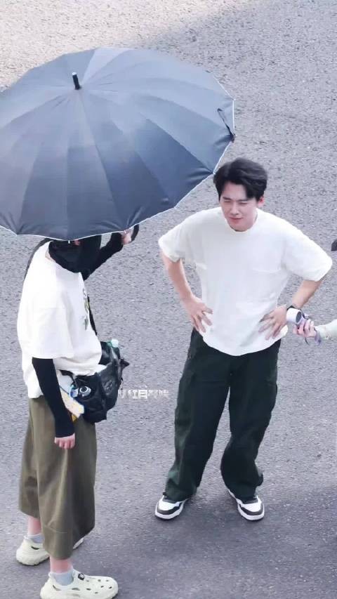和之前对比，郭麒麟肉眼可见的瘦了好几圈，现在的状态好好啊，就很帅！