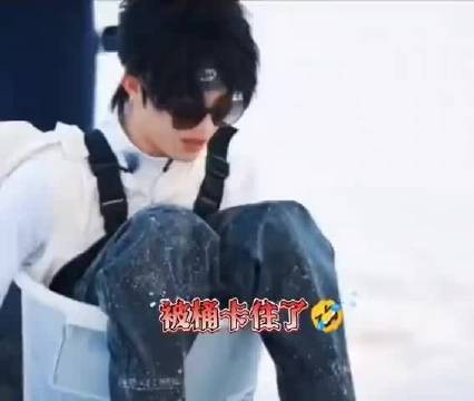 苏新皓坐进桶里被困,手脚扑腾像小蜜蜂