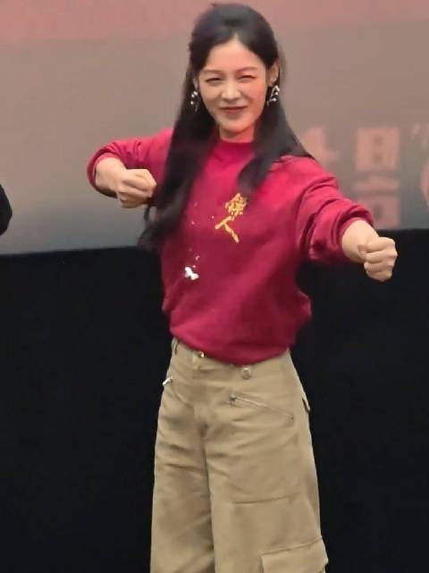 广州路演活动，终于看到君君跳刀马，很开心