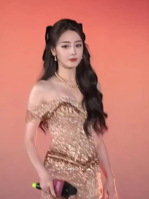 迪丽热巴今日线下活动美翻了，票房和红气是真养人啊，整个人透着经济上行的美