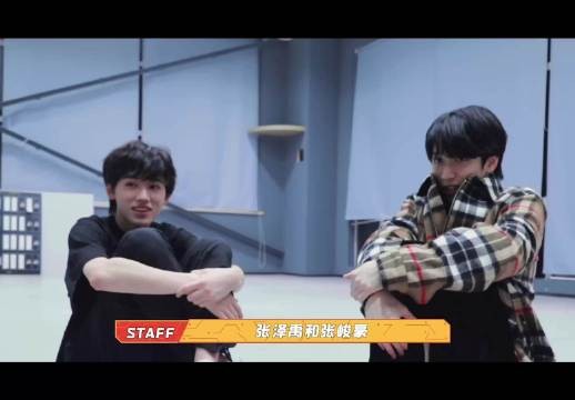 这一段翔翔也太萌，？小扇子一开跑去别人耳边说悄悄话