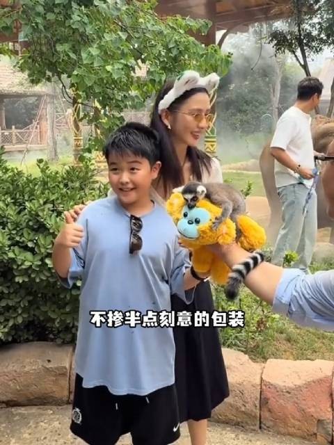 网友偶遇佟丽娅带儿子逛动物园，完全陈思诚2.0来的…