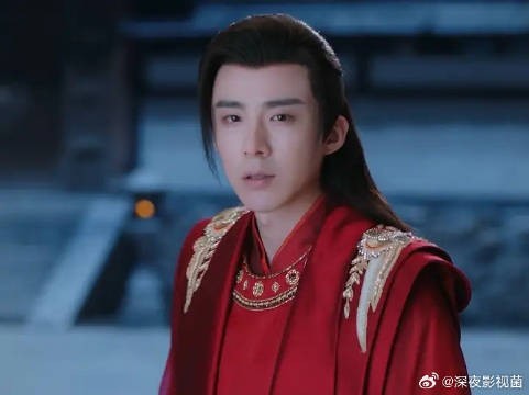 铭西哥哥眼里有光，可终究独自离开