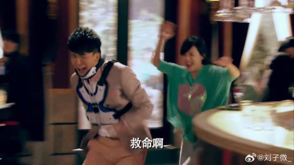 张伟闪亮登场，为何总在酒吧厕所