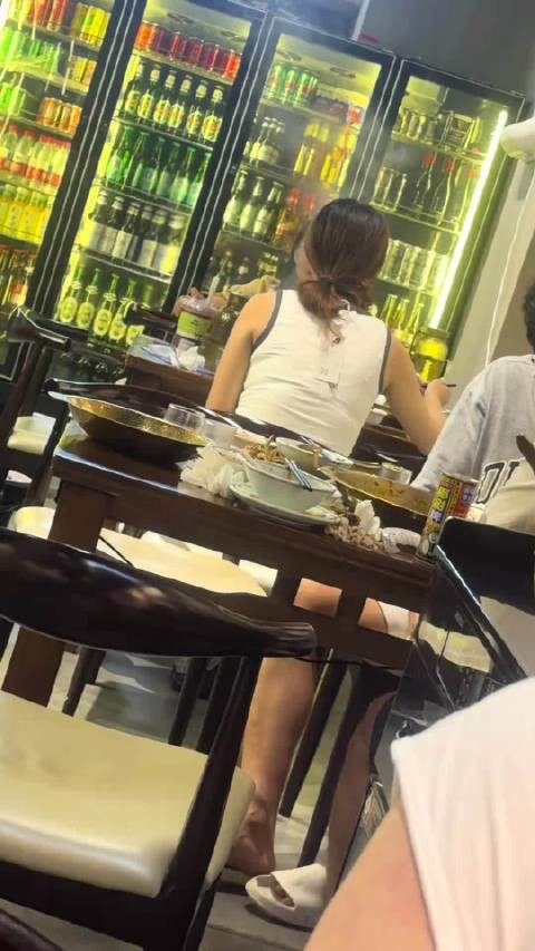 现在的老板也不好做啊，想不通穿着带吊牌的衣服出门不尴尬吗？