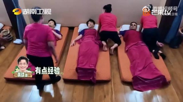 王俊凯身体柔韧度好，泰式按摩姿势难做到