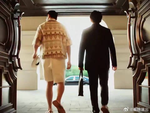一句随口而出的荣哥,直接勾勒出前辈和后辈之间敬重又亲近的相处模式