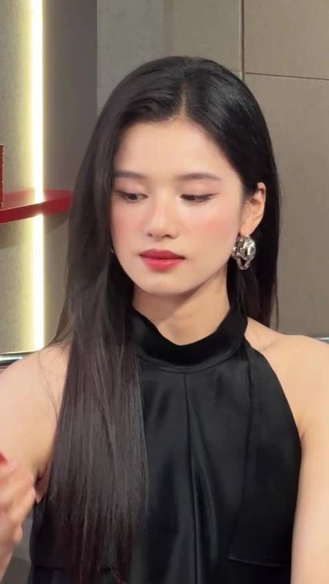 张婧仪兰蔻活动展现浓颜怼脸冲击力