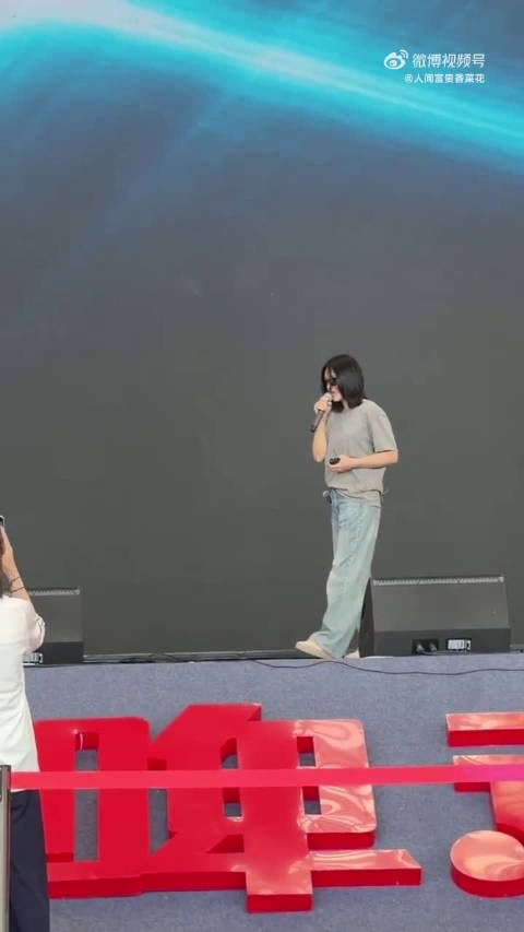 一边踱步一边完成歌曲高潮，全程不破音不抖嗓，全开麦彩排质感直接拉满