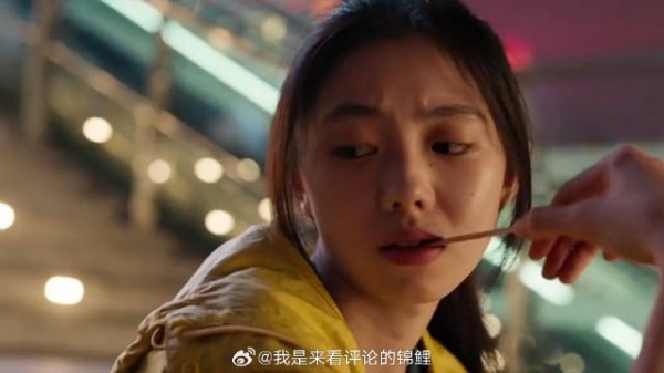 姑娘邀请小伙跳舞，体验老年生活，气氛太暧昧了