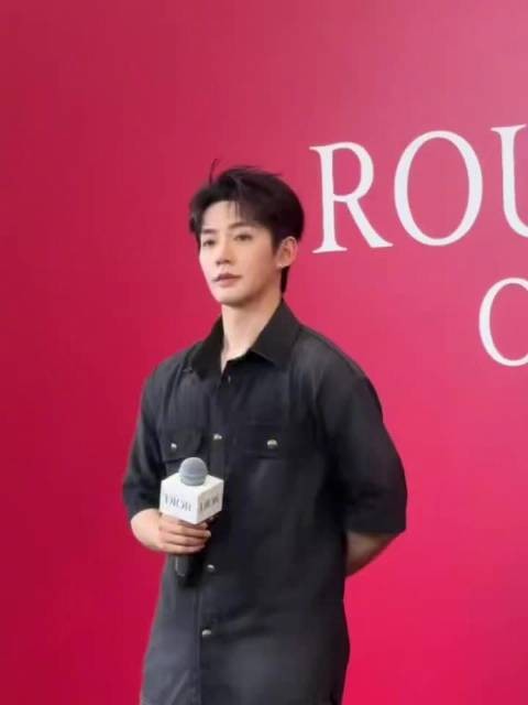 邓为亮相Dior上海活动,大使身份演绎牛仔珠宝造型