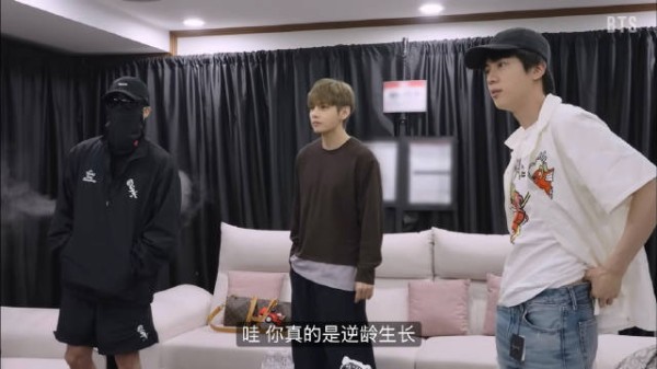 金泰亨被成员夸赞逆龄生长,换发色展现新感觉