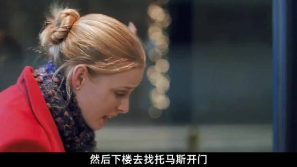 圣诞夜加班被困车库，保安关灯后露出真面目，女子被换裙拴铁链