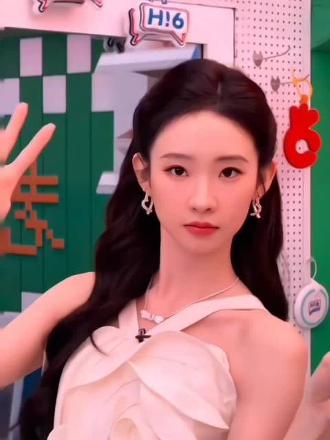 张艺凡活动造型惊艳,鎏金抹胸配阔腿裤自带柔光
