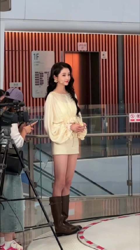 关晓彤啤酒节造型，我彤姐高筒靴竟然空成这样 ！