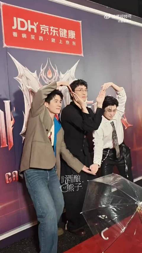 直播无滤镜直出同框，王传君气场沉稳，马旭东温柔陪伴，哥嫂画面感超强