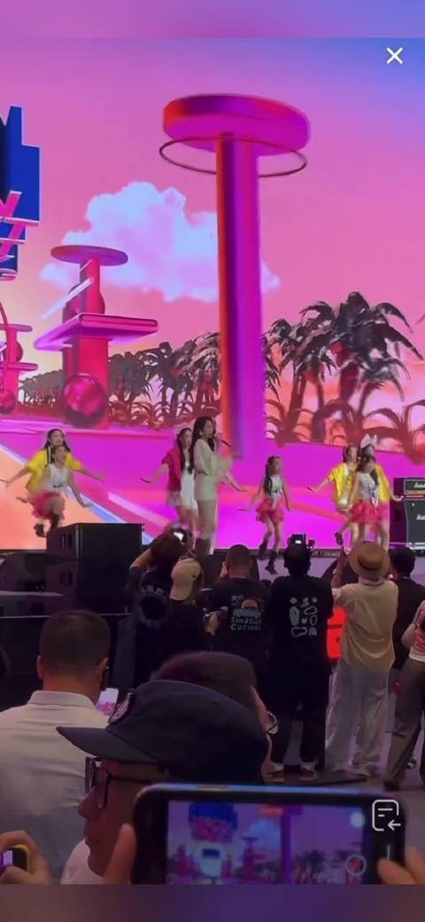关晓彤闪现啤酒节唱小甜歌,温柔似水获观众喜爱