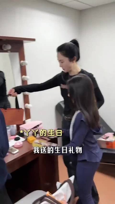 佟丽娅换小酒窝送的手机壳