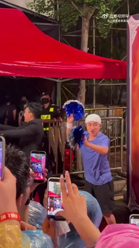忙前忙后活力满满，浑身充满能量，自带欢乐buff，有他在就永远不缺笑点