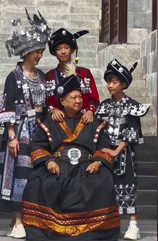 洪金宝坐轮椅顶烈日商演，穿厚礼服难掩辛苦，老婆露腰民族装抢镜