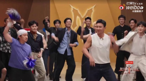 刘畊宏肌肉惊呆王祖蓝,披哥初见面直播变跳操现场