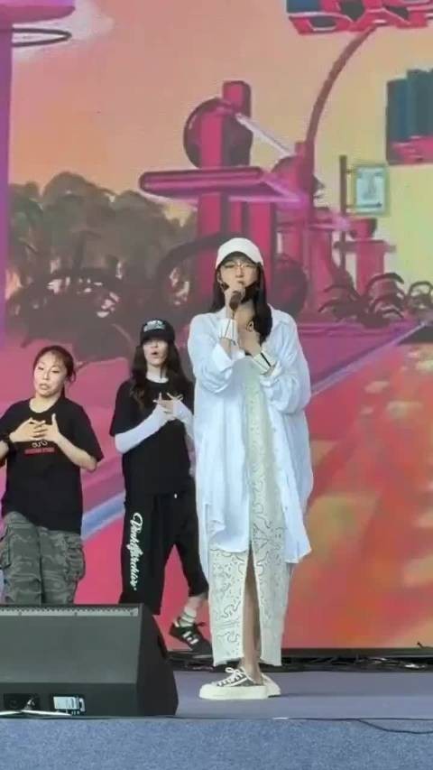 关晓彤彩排戴负重手环,坚持训练提升舞台表现