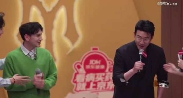 谁懂?!艾热没有rapper感了 是紧张了吗,看上去无比青涩