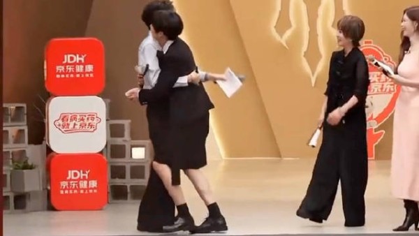 唐九洲一见面就扑齐思钧怀里，院人的含金量还在上升！
