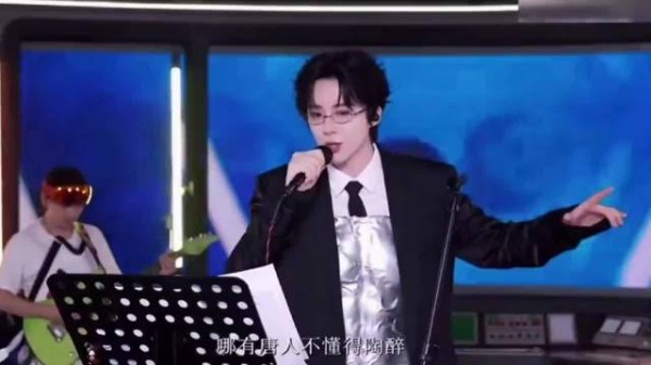 刘宇宁直播野性嗨唱，串烧唐人过火天下
