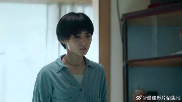 姐姐炫耀房产证 下秒弟弟竟吐口水报复，直接气炸姐姐
