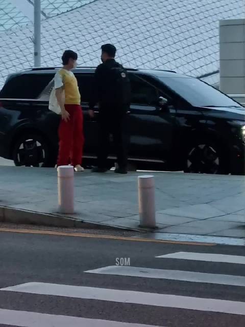 黄仁俊ICN出发，挥手揉头可爱十足