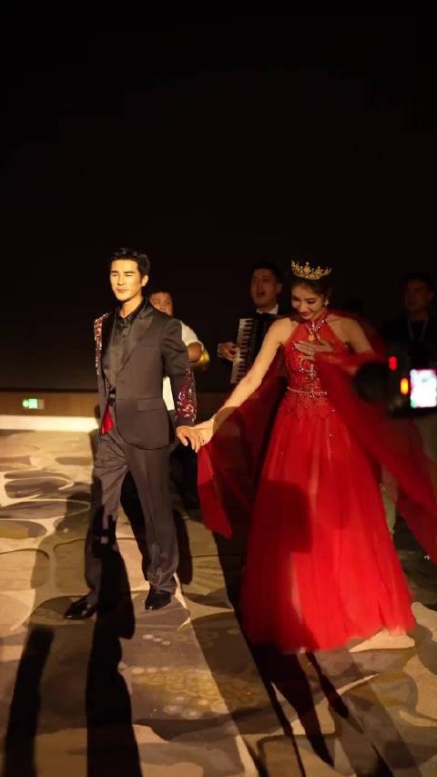 姜潮麦迪娜维汉夫妻婚礼,族际通婚彰显团结