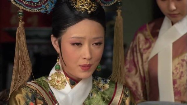 烈日灼心,膝盖早已麻木,华妃却冷笑着看我昏倒,她害我孩儿,此仇必报!