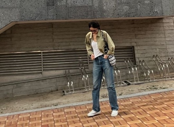崔智友晒新照:牛仔裤墨镜很有时尚范,与车仁表同框合照