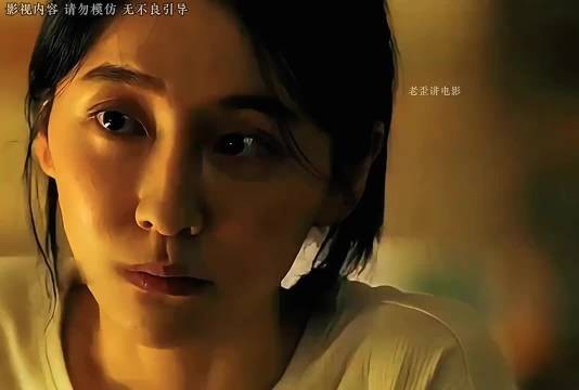 丈夫发现被困妻子，举花瓶犹豫后见死不救