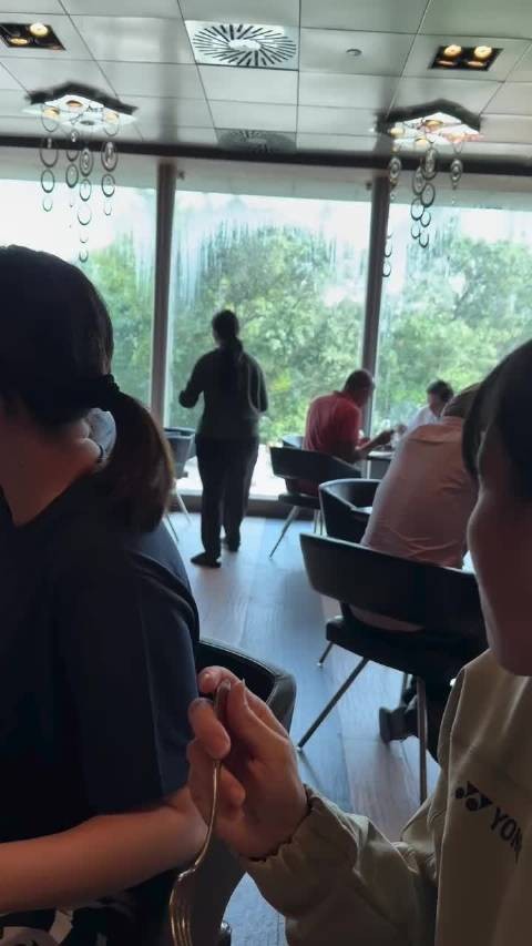 林俊易社媒晒出酒店附近的猴子