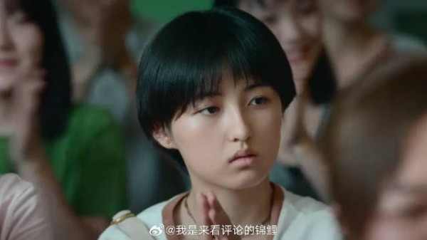 姐姐给弟弟找领养家庭 不料弟弟竟不知情，开心要踢球