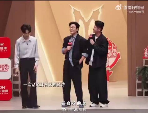看着李光洁局促微笑，隔着屏幕都感受到那种想跑路的尴尬氛围
