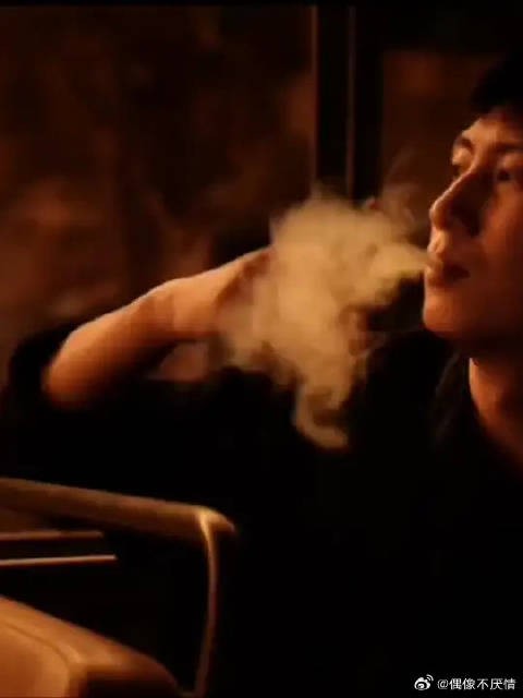 咬着烟头往上翘也太sexy了,黄景瑜你好会啊啊啊啊